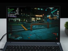 Portátil AIM Max+ ejecutando Cyberpunk 2077 con la GPU Radeon 8060S integrada, mostrando la superposición en el juego con el TDP y la temperatura de la CPU. (Fuente de la imagen: ETA PRIME en YouTube)