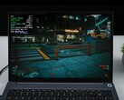 Portátil AIM Max+ ejecutando Cyberpunk 2077 con la GPU Radeon 8060S integrada, mostrando la superposición en el juego con el TDP y la temperatura de la CPU. (Fuente de la imagen: ETA PRIME en YouTube)