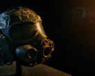 Primer plano de la réplica del casco espartano de la edición de coleccionista de Metro 2039, con un visor oscuro, elementos de máscara de gas integrados y detalles de desgaste por el combate.