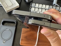 Pixel 10 Pro XL con ranura SIM enviada a un cliente de EE.UU. tras RMA. (Fuente de la imagen: crocsnosockz en Reddit)