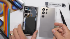 El Galaxy S24 Ultra mid-teardown. (Fuente: JerryRigEverything vía YouTube)