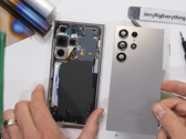 El Galaxy S24 Ultra mid-teardown. (Fuente: JerryRigEverything vía YouTube)