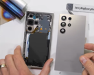 El Galaxy S24 Ultra mid-teardown. (Fuente: JerryRigEverything vía YouTube)