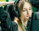 Un streamer con unos auriculares para videojuegos provistos de un micrófono de brazo, frente a una pantalla durante una retransmisión en directo