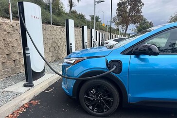 2027 Chevy Bolt EV en un Supercargador Tesla. (fuente de la imagen: GM Authority)