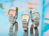 Una imagen de los tres nuevos relojes Casio AQ-240E, sobre una superficie reflectante.