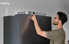 El Jackery FridgeGuard cuenta con una pequeña pantalla LCD