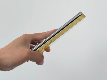 Infinix Hot 60 Pro+ vs iPhone 14. (Fuente de la imagen: UniverseIce en X)