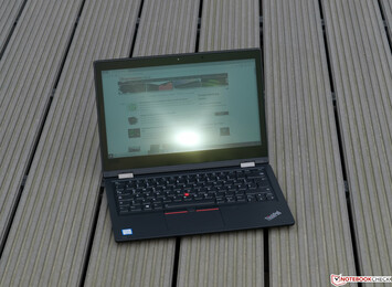 Uso del ThinkPad L390 Yoga de Lenovo en el exterior bajo la luz solar directa