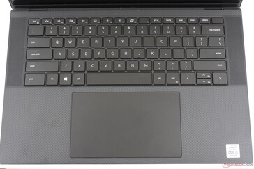 Ligeros cambios de diseño del XPS 15 7590. Dell ha añadido rejillas de altavoces adicionales a lo largo de los lados del teclado