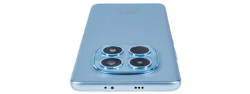 Borde superior: micrófono, emisor de infrarrojos, altavoz