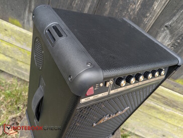 Piel de PU en la parte superior y los laterales, bordes reforzados y asa de transporte