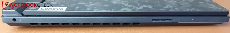 Izquierda: auriculares de 3,5 mm, lector de tarjetas SD