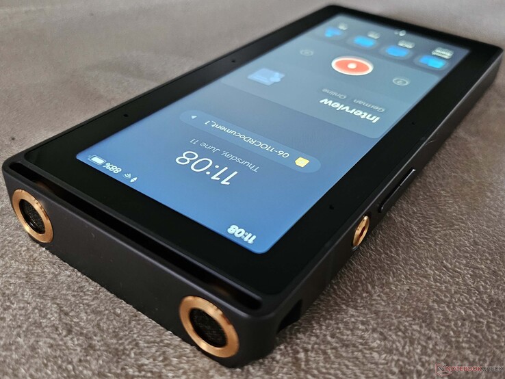 El iFLYTEK AI Recorder S6 cuenta con 2 micrófonos direccionales y 6 micrófonos omnidireccionales.