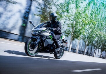 Las motocicletas Kawasaki Ninja han sido famosas anteriormente por sus prestaciones, algo que la Ninja e-1 probablemente no consiga. (Fuente de la imagen: Kawasaki)