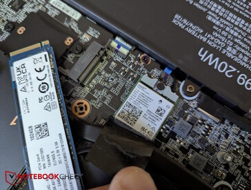 El módulo Wi-Fi se sitúa debajo de una de las unidades SSD