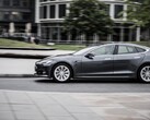 Tesla retira sus coches tras detectar problemas con el modo de autoconducción. (Fuente de la imagen: Moritz Kindler vía Unsplash)
