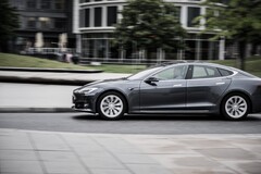 Tesla retira sus coches tras detectar problemas con el modo de autoconducción. (Fuente de la imagen: Moritz Kindler vía Unsplash)