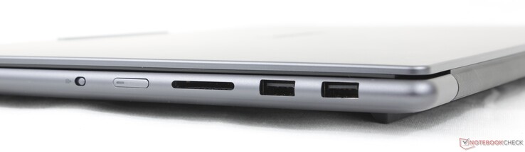 Derecha: Interruptor de apagado de la cámara, botón de encendido, lector de tarjetas SD, 2x USB-A (10 Gbps)