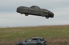 Una captura de pantalla muestra el Modelo A eléctrico de Alef Aeronautics planeando sobre otro coche (Fuente de la imagen: NBC News en YouTube)