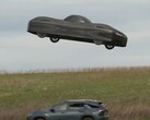 Una captura de pantalla muestra el Modelo A eléctrico de Alef Aeronautics planeando sobre otro coche (Fuente de la imagen: NBC News en YouTube)