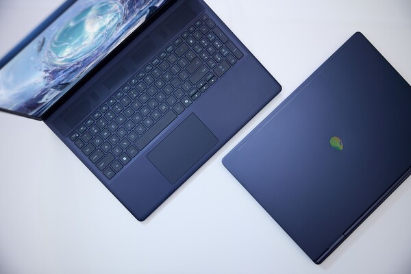 La Alienware 16X Aurora tiene una tapa y un fondo de aluminio anodizado con soporte para abrirla con una sola mano.