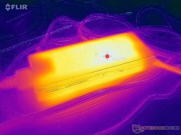 El adaptador de CA puede alcanzar más de 38 C cuando se utilizan cargas exigentes durante períodos prolongados