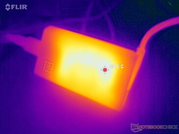 El adaptador de CA alcanza más de 48 C cuando funciona con cargas exigentes durante periodos prolongados