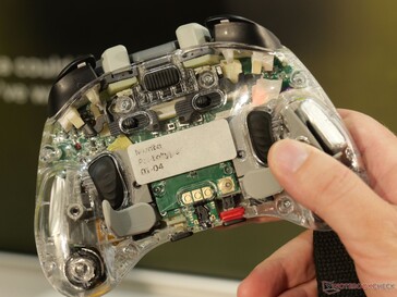 Se supone que la batería es sustituible, pero para hacerlo hay que desenroscar el controlador.