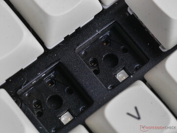 Tomas de interruptor Keychron C1 Pro 8K con LED RGB orientados hacia el sur. 