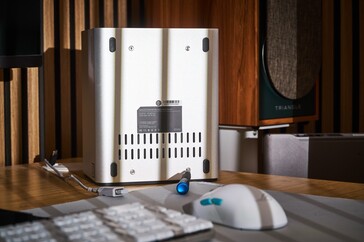 Para sustituir las unidades SSD M.2, hay que aflojar cuatro tornillos.