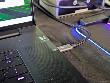 El adaptador de CA propietario de 330 W sigue siendo necesario cuando se juega, ya que la carga USB-C está limitada a 100 W