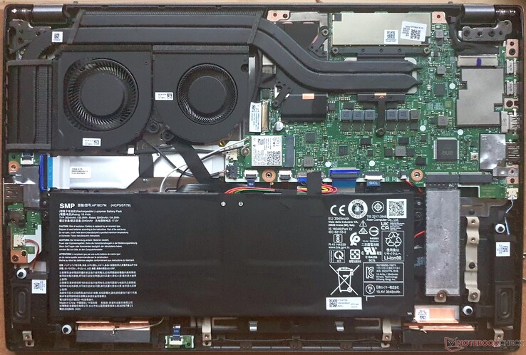 Dos ranuras M.2-2280 PCIe 4.0, batería atornillada, ranura Intel AX211 (WiFi), pero RAM soldada