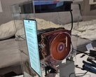 La absurda modificación que consistió en instalar dos disipadores térmicos de PC en la placa base de un Nubia Z70 Ultra.