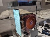 La absurda modificación que consistió en instalar dos disipadores térmicos de PC en la placa base de un Nubia Z70 Ultra.