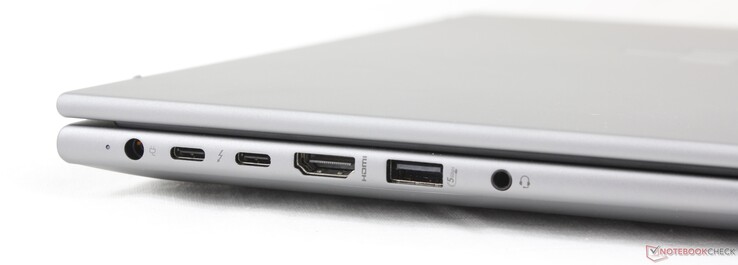 Izquierda: adaptador de CA, 2x USB-C Thunderbolt 4 con Power Delivery + DisplayPort 2.1, HDMI 2.1, USB-A (5 Gbps), auriculares de 3,5 mm