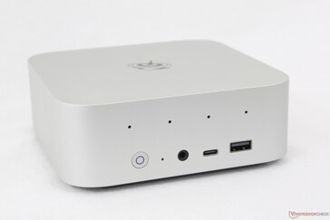 Frontal: Botón de encendido, botón de reinicio, auriculares de 3,5 mm, USB-C (10 Gbps), USB-A 3.2 (10 Gbps)