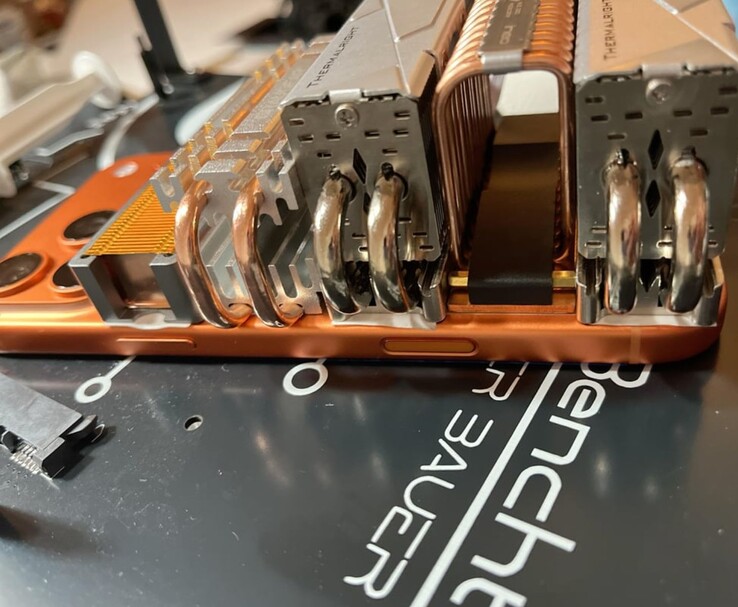 Vista lateral de un iPhone 17 Pro Max con grandes refrigeradores SSD M.2 acoplados (Fuente de la imagen: u/T-K-Tronix vía r/iphone)