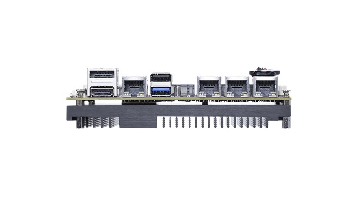 El CF27 SBC de MSI dispone de una plétora de opciones de E/S.