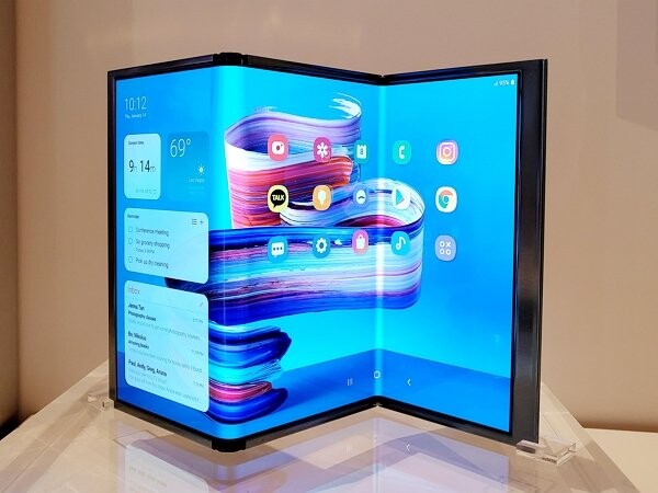El Samsung Display Flex S presenta el mismo factor de forma que el Huawei Mate XT. (Fuente de la imagen: The Korea Herald)