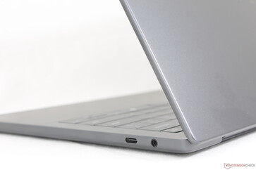 La superficie lisa de aleación de aluminio mate puede ser un imán para las huellas dactilares