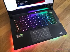 El portátil para juegos ASUS ROG Strix Scar 15 ha recibido una fuerte rebaja de precio en Amazon (imagen vía propia)