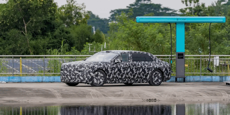 El sedán Yangwang de BYD en una estación de carga de BYD