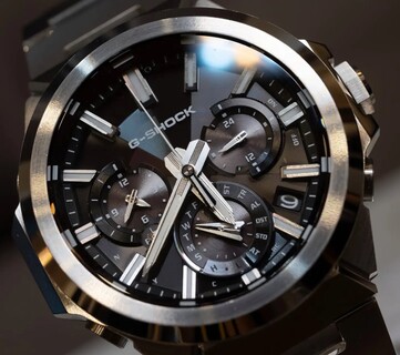 Primer plano del Casio G-Shock GST-W1000D-1A con esfera negra, en el que se aprecian sus tres subesferas, los índices luminosos, las agujas facetadas y el bisel de acero inoxidable con acabados variados.