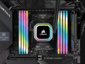 Se muestra la memoria Corsair Vengeance RGB Pro SL DDR4 en la placa base (Fuente de la imagen: Corsair)