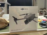 El DJI Air 3 estará disponible con los controladores remotos RC 2 y RC-N2. (Fuente de la imagen: @DealsDrone)