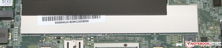 La memoria RAM soldada se encuentra bajo una cubierta protectora.