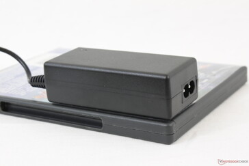 El adaptador de CA es de aproximadamente 9,6 x 4,4 x 3 cm. Puede alimentar la LarkBox con cualquier adaptador de CA USB-C de terceros siempre que pueda emitir 24 W (12 V, 2 A)