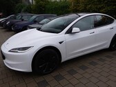 Un modelo base RWD blanco del Tesla Model 3 Project Highland ha sido probado en el circuito Norschleife de Nürburgring (Imagen: Misha Charoudin)