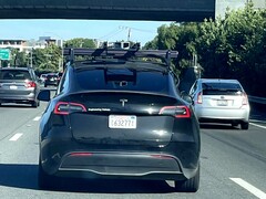 Este Tesla Model Y en particular tiene una unidad LiDAR montada en el techo, lo que sugiere que se está utilizando para probar el próximo robotaxi de Tesla. (Fuente de la imagen: Steve Krawczyk/The Verge)